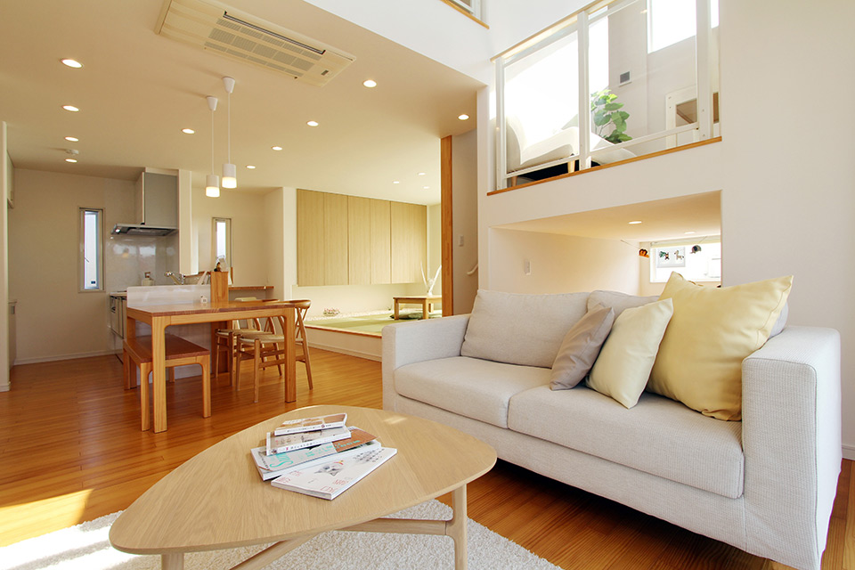 LIVHAUS／株式会社アース